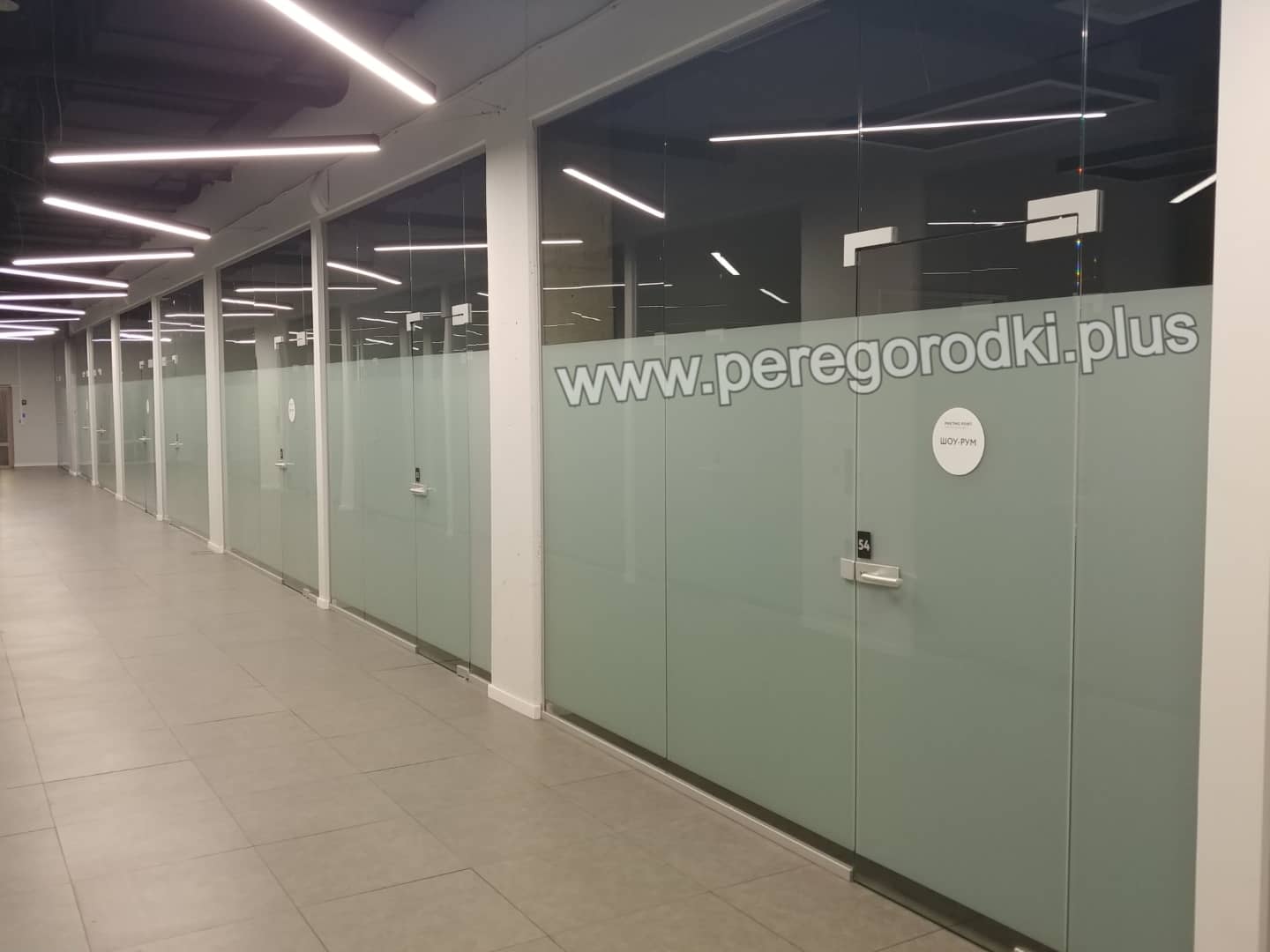 Цельностеклянная перегородка в Даниловской мануфактуре